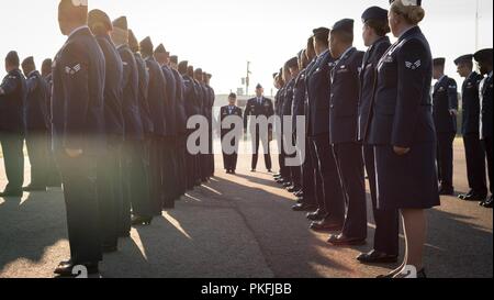 Airman leadership di classe della scuola 17-6 "vestire" alla loro destra prima di un blues ispezione a Barksdale Air Force Base, La., 2 agosto 2018. Durante l'ispezione, Senior Master Sgt. Zach McKinney, ALS NCO in carica e Staff Sgt. Martha Munera, ALS classe piombo, guardare oltre il vestito di servizio uniforme di ciascun membro della classe. Foto Stock