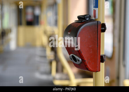 Biglietto Vintage punzonatura di convalida di macchina su un tram a Budapest Ungheria Foto Stock