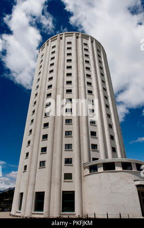 Il Posssetto hotel tower nel villaggio alpino Sestrière, costruito nel 1921 come il primo tour operator hotel (Italia, 21/06/2010) Foto Stock