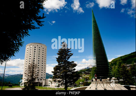 Il Posssetto hotel tower nel villaggio alpino Sestrière, costruito nel 1921 come il primo tour operator hotel (Italia, 21/06/2010) Foto Stock