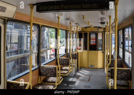 Vintage interni del tram a Budapest Ungheria Foto Stock