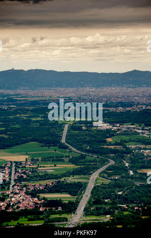 Vista panoramica sopra la città di Torino da la Valle di Susa nella regione Piemonte (Italia, 20/06/2010) Foto Stock