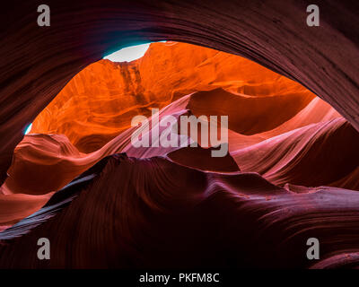 Camminando verso il basso nella fessura di Antelope Canyon Foto Stock