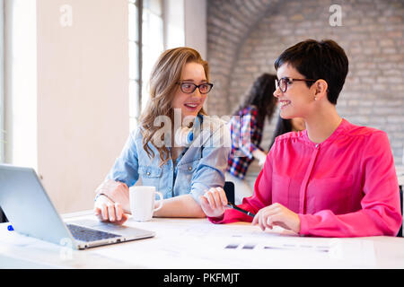 Foto di giovani architetti discutendo in ufficio Foto Stock