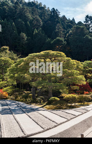 Kyoto, Giappone. Il kare-sansui (paesaggio secco) giardino di ghiaia rastrellata chiamato Ginshadan, a Ginkaku-ji il tempio zen (il Padiglione di Argento) Foto Stock