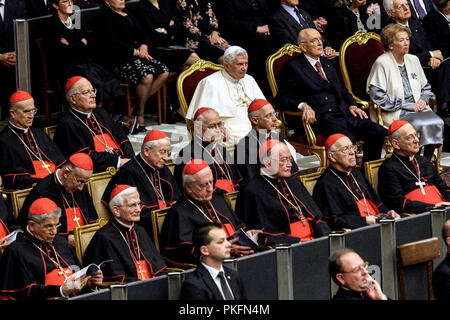 Città del Vaticano 28/04/2010. Concerto offerto dal Presidente della Repubblica Giorgio Napolitano in onore di Sua Santità Benedetto XVI per il suo quinto Pontificato - Aula Paolo VI. Nella foto: il Presidente della Repubblica Giorgio Napolitano e sua moglie Clio e di Sua Santità Benedetto XVI Foto Stock