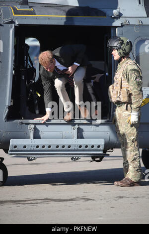 Il Duca di Sussex arriva in un AH1 wildcat elicottero con la 847 Naval Air squadron durante una visita al Royal Marines Commando Training Center in Lympstone, Devon. Foto Stock