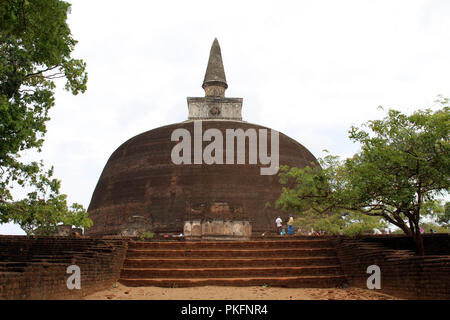 Il Rankoth Vehera intorno a Polonnaruwa antica città. Preso in Sri Lanka, Agosto 2018. Foto Stock