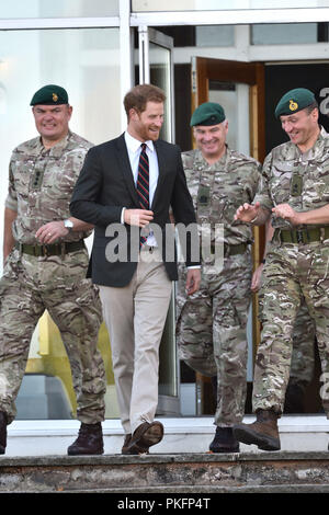 Il Duca di Sussex fa il suo modo da ufficiali' mess, durante una visita al Royal Marines Commando Training Center in Lympstone, Devon. Foto Stock