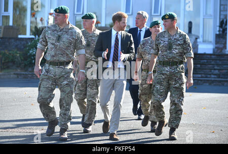 Il Duca di Sussex fa il suo modo da ufficiali' mess, durante una visita al Royal Marines Commando Training Center in Lympstone, Devon. Foto Stock