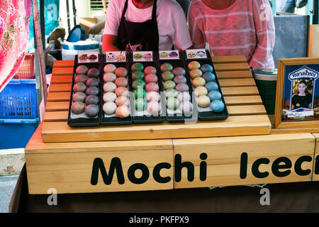 Phuket, Tailandia - 25 Febbraio 2018: Mochi colorato dessert gelato. Giapponese dolce torta di riso sul mercato di strada Foto Stock