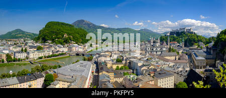 Città vecchia con la chiesa collegiata, la cattedrale e la fortezza di Hohensalzburg, dal Mönchsberg, a Salisburgo Salzburger Land, Austria Foto Stock