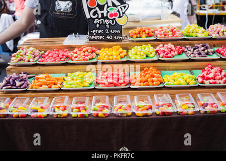 Phuket, Tailandia - 25 Febbraio 2018: Lukchub colorate caramelle dolci per la vendita. Mix Loukchub Thai dessert tradizionale la vendita sul mercato di strada Foto Stock