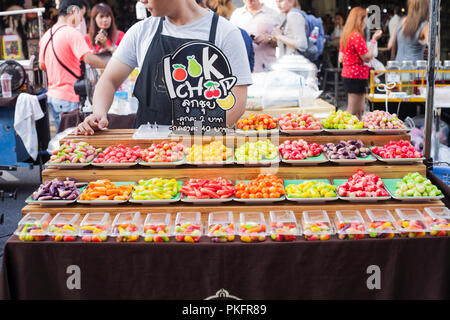 Phuket, Tailandia - 25 Febbraio 2018: Lukchub colorate caramelle dolci per la vendita. Mix Loukchub Thai dessert tradizionale la vendita sul mercato di strada Foto Stock