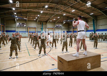 Marine Commando esercizio come il Duca di Sussex visiti i Royal Marines Commando Training Center in Lympstone, Devon. Foto Stock