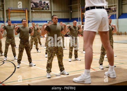 Marine Commando esercizio come il Duca di Sussex visiti i Royal Marines Commando Training Center in Lympstone, Devon. Foto Stock