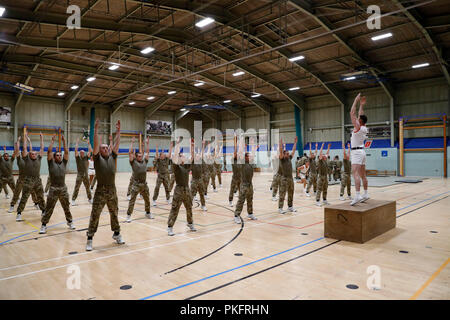 Marine Commando esercizio come il Duca di Sussex visiti i Royal Marines Commando Training Center in Lympstone, Devon. Foto Stock