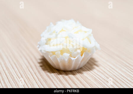 Beijinho è una caramella fatti a mano provenienti dal Brasile. Realizzato con latte condensato e cocco. Bambini festa compleanno dolce. Sovraccarico di candy in palla backgro bianco Foto Stock