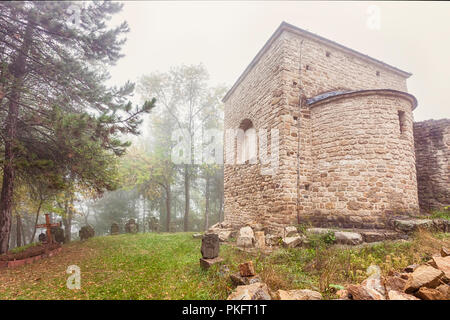 Il serbo antico monastero ortodosso Djurdjevi Stupovi nel fogg Foto Stock