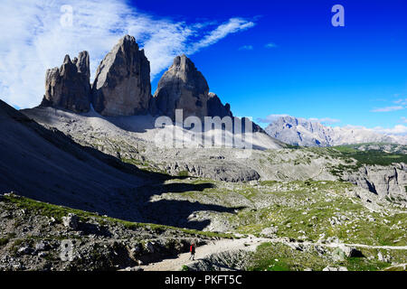 Escursionista sotto il rifugio alpino nella parte anteriore delle pareti settentrionali delle Tre Cime di Lavaredo, Dolomiti di Sesto - Alta Pusteria Foto Stock