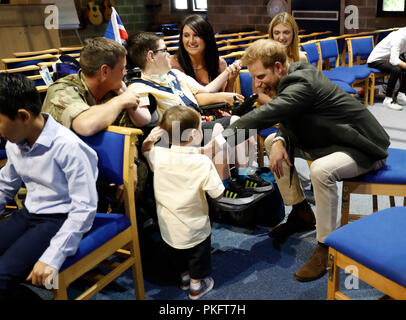 Il Duca di Sussex saluta William Prosser e suo padre, Royal Marine Kieran Prosser, durante una visita al Royal Marines Commando Training Center in Lympstone, Devon. Foto Stock