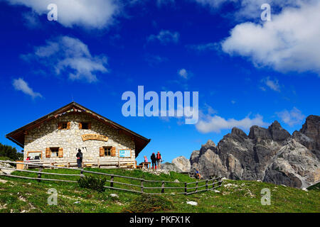 Gli escursionisti di fronte alla Lange Alm al di sotto della faccia del nord delle Tre Cime di Lavaredo, Dolomiti di Sesto - Alta Pusteria Foto Stock