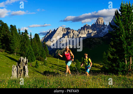 Gli escursionisti sulla salita da Prato Piazza per il vertice del Dürrenstein, nel retro della cima del Monte Cristallo Foto Stock