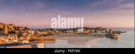 Prima luce su St Ives Harbour, Cornwall Foto Stock