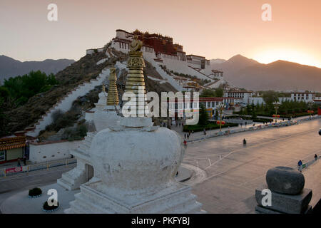 Il Potala, sunrise presso il palazzo d'inverno del Dalai Lama, Lhasa, in Tibet, in Cina Foto Stock