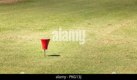 Vista del marcatore rosso a partire da un campo da golf Foto Stock
