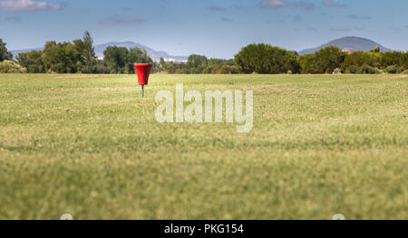 Vista del marcatore rosso a partire da un campo da golf Foto Stock