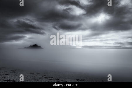 Nebbia in rotolamento su St Michael's Mount, Cornwall Foto Stock