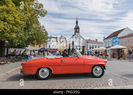 VYSOKE MYTO, REPUBBLICA CECA - sett. 09. 2018. Rosso storico auto Skoda Felicia cabrio sulla piazza di Vysoke Myto. Foto Stock