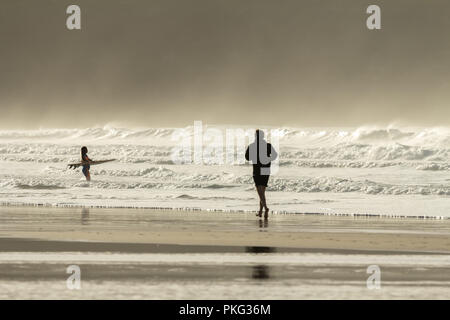 Pareggiatore e Surfer, Fistral Beach Cornovaglia Foto Stock