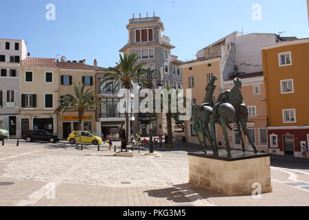 Spagna. Isole Baleari. Minorca. Mahón. Vista la Plaça del Carme con cavalli statua in bronzo. Foto Stock