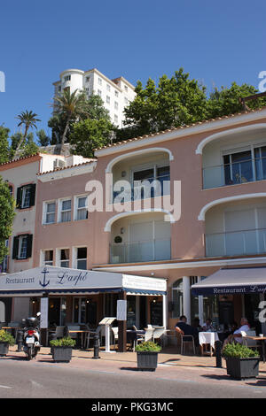 Spagna. Isole Baleari. Minorca. Mahón. Harbourside edifici e ristoranti. Foto Stock