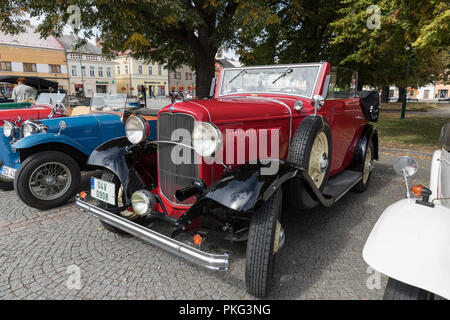 VYSOKE MYTO, REPUBBLICA CECA - sett. 09. 2018. Auto storiche Prag auto esposta nella piazza di Vysoke Myto. Foto Stock