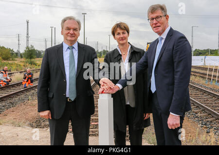 Dessau-Rosslau, 13.09.2018 - Oggi è ufficialmente iniziato la costruzione della ricostruzione di un nodo ferroviario a Rosslau. In questa occasione si sono riuniti nella ex freight yard Rosslau Sassonia-anhalt Ministro Presidente. Reiner Haseloff, Christiane Schlonski - Il Vice Presidente per lo sviluppo urbano della città di Dessau-Rosslau e Eckart Fricke - gruppo rappresentativo della Deutsche Bahn (da sinistra a destra) per simbolicamente effettuare l'avvio della costruzione con una pressione simbolica del cicalino. Foto Stock