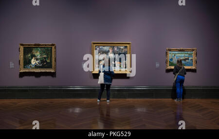 National Gallery di Londra, Regno Unito. 13 Settembre, 2018. Una mostra che riunisce i impressionisti e Post-Impressionist collezioni del Courtauld Gallery e Galleria Nazionale con molti iconico opere d'arte sul display, la mostra va dal 17 settembre 2018 - 20 gennaio 2019. Foto (centro): Edouard Manet. Un Bar a Folies-Bergère, 1882. (Sinistra): Déjeuner sur l'herbe. (Destro): Rive della Senna a Argenteuil. La Samuel Courtauld Trust. Il Courtauld Gallery di Londra. Credito: Malcolm Park/Alamy Live News. Foto Stock