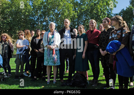 Londra, Regno Unito. 13 Settembre, Londra. Gli amici e la famiglia di ghanesi Kweku Adoboli unisciti a sua MP Hannah Bardell (Livingstone) chiedere al Segretario di casa per interrompere la sua imminente espulsione. L'ex banchiere di UBS è stata accusata di un 1,4 miliardi di sterline la frode nel 2012. Quasi 100 Mps e 18 MSPs hanno firmato una lettera opposizione della sua deportazione. Credito: PjrFoto/Alamy Live News Foto Stock