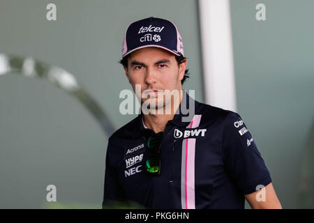 Circuito Cittadino di Marina Bay, Singapore. Xiii Sep, 2018. Formula One Grand Prix di Singapore, driver arrivi e conferenza stampa; Sahara driver Force India Sergio Perez Credito: Azione Sport Plus/Alamy Live News Foto Stock