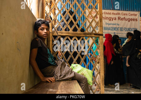 9 settembre 2018 - Cox's Bazar, Bangladesh - Un ragazzo unenthused attende la sua madri di ritorno da un check up presso una clinica in Cox bazar i campi profughi. Credito: Tyler Tomasello/ZUMA filo/Alamy Live News Foto Stock