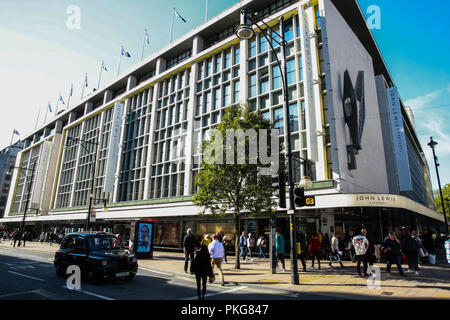 Londra, Regno Unito. Il 13 settembre 2018. Il flagship John Lewis Store in Oxford Street. John Lewis Partnership ha dichiarato un quasi 99% calo nel primo semestre profitti per il 2018 e ha accusato forti sconti dai suoi concorrenti, il costo di nuovi negozi e di incertezza in merito al risultato dei negoziati Brexit. Segretario Brexit Dominic Raab oggi ha criticato le società attribuendo risultati scadenti per Brexit. Credito: Mark Kerrison/Alamy Live News Foto Stock