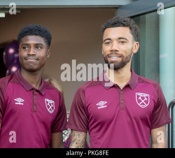 Brentwood Essex, 13 settembre 2018 West Ham Defender Ryan Fredericks (destra) e sotto 23 West Ham player Ben Johnson apre una nuova sala sportiva a Becket Scuola chiavi Brentwood, Essex. Credit Ian Davidson/Alamy Live News Foto Stock