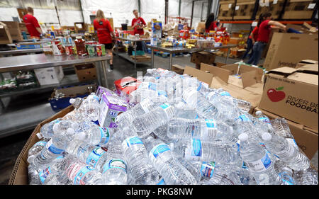 Davenport, Iowa, USA. Xiii Sep, 2018. Diversi volontari da Wells Fargo ordinati e reimballare donati alimenti provenienti dai locali dei negozi di generi alimentari presso il fiume piega Foodbank a Davenport Giovedì 13 Settembre, 2018. Credito: Kevin E. Schmidt/Quad-City volte/Quad-City volte/ZUMA filo/Alamy Live News Foto Stock