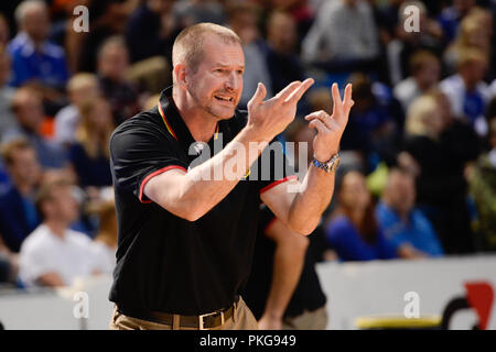 Tallinn, Estonia. Xiii Sep, 2018. 13 settembre 2018, l'Estonia, Tallinn: Basket: la qualificazione della Coppa del Mondo, Estonia vs Germania, Europa, Round 2, gruppo L, Giornata 1. Allenatore tedesco Henrik Roedl gesti sul margine. Credito: Raigo Pajula/dpa/Alamy Live News Foto Stock