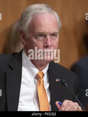 Washington, Distretto di Columbia, Stati Uniti d'America. Xiii Sep, 2018. Stati Uniti il senatore Ron Johnson (Repubblicano del Wisconsin), Presidente, noi Comitato del Senato sulla Homeland Security, ascolta la testimonianza dinanzi al comitato nel corso della sua audizione su ''minacce in continua evoluzione per la patria" sul Campidoglio di Washington, DC il Giovedì 13 Settembre, 2018 Credit: Ron Sachs/CNP/ZUMA filo/Alamy Live News Foto Stock