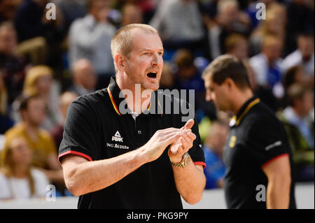 Tallinn, Estonia. Xiii Sep, 2018. 13 settembre 2018, l'Estonia, Tallinn: Basket: la qualificazione della Coppa del Mondo, Estonia vs Germania, Europa, Round 2, gruppo L, Giornata 1. Germania allenatore Henrik Roedl segue il gioco. Credito: Raigo Pajula/dpa/Alamy Live News Foto Stock