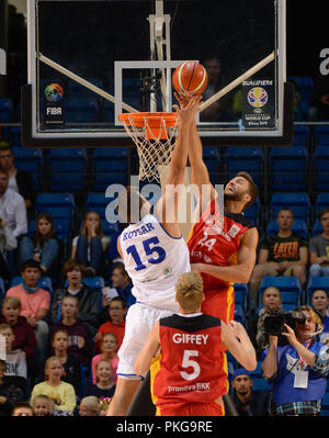 Tallinn, Estonia. Xiii Sep, 2018. 13 settembre 2018, l'Estonia, Tallinn: Basket: la qualificazione della Coppa del Mondo, Estonia vs Germania, Europa, Round 2, gruppo L, Giornata 1. Massimiliano Kleber dalla Germania e Maik-Kalev Kotsar (L) dall'Estonia in azione Credit: Raigo Pajula/dpa/Alamy Live News Foto Stock