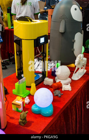 3-D oggetti stampati e stampante sul tavolo in Cina tech expo in Cina. Foto Stock